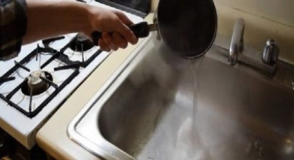 Bồn rửa chén bị nghẹt nước, nguyên nhân và cách khắc phục