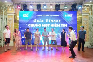 CBNV Cúc Phương chơi game "Đừng để tiền rơi"