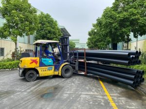 Nhân viên vận chuyển ống nhựa HDPE Dismy từ xưởng sản xuất sang kho 