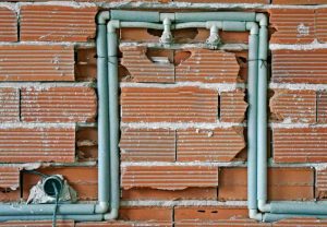 Quá trình lắp ống nước cần được tiến hành chuẩn xác.