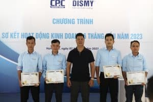 Tổng giám đốc ông Phan Tiến Phương trao bằng khen và thưởng cho cá nhân có thành tích xuất sắc