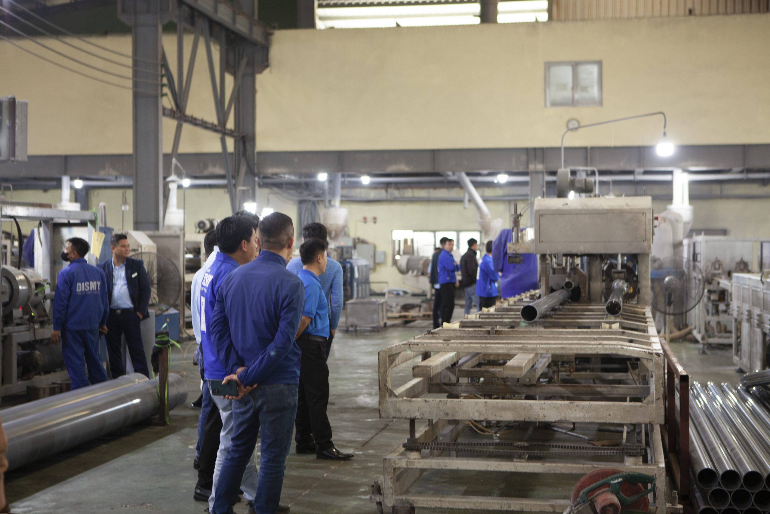 Các CBCNV Khối kinh doanh tham quan nhà máy trong buổi chiều cùng ngày